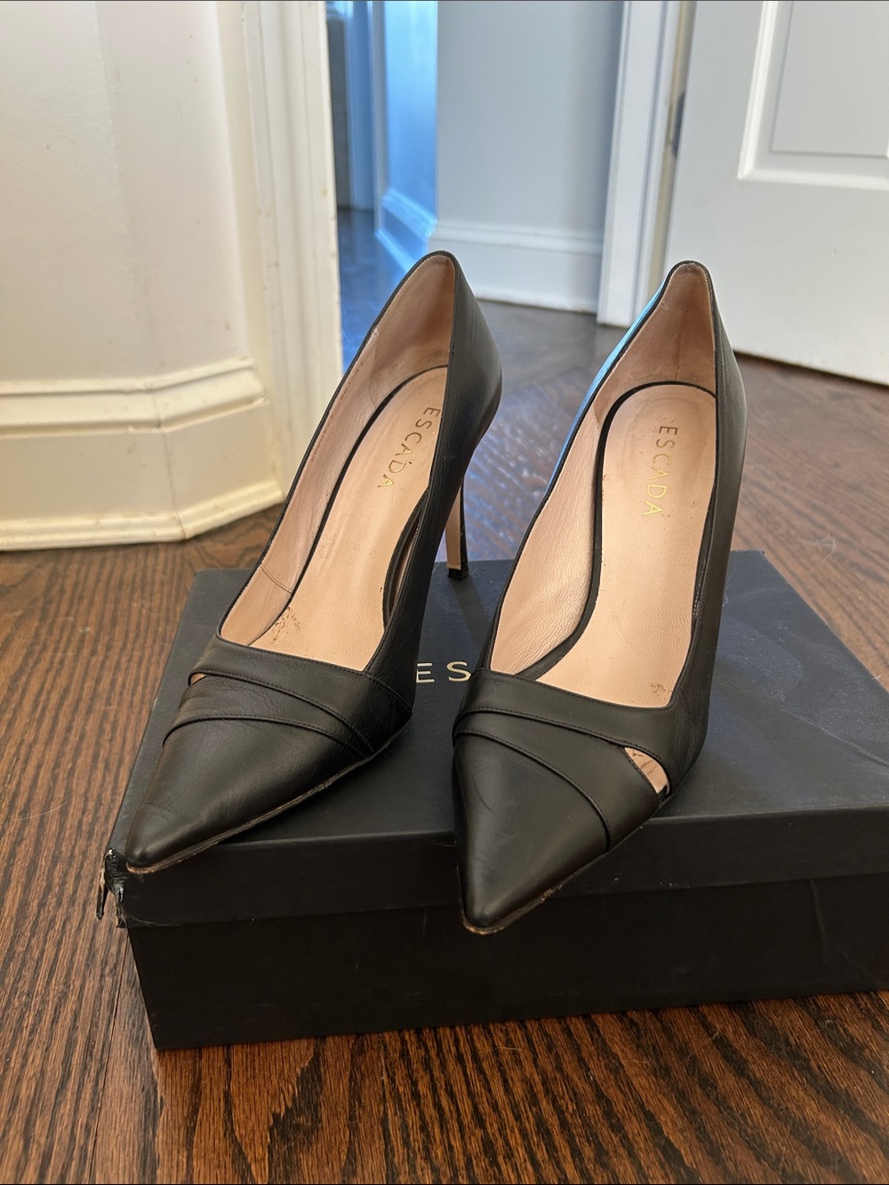 Escada Black Leather Pointed-Toe Pumps with Subtle Cutout